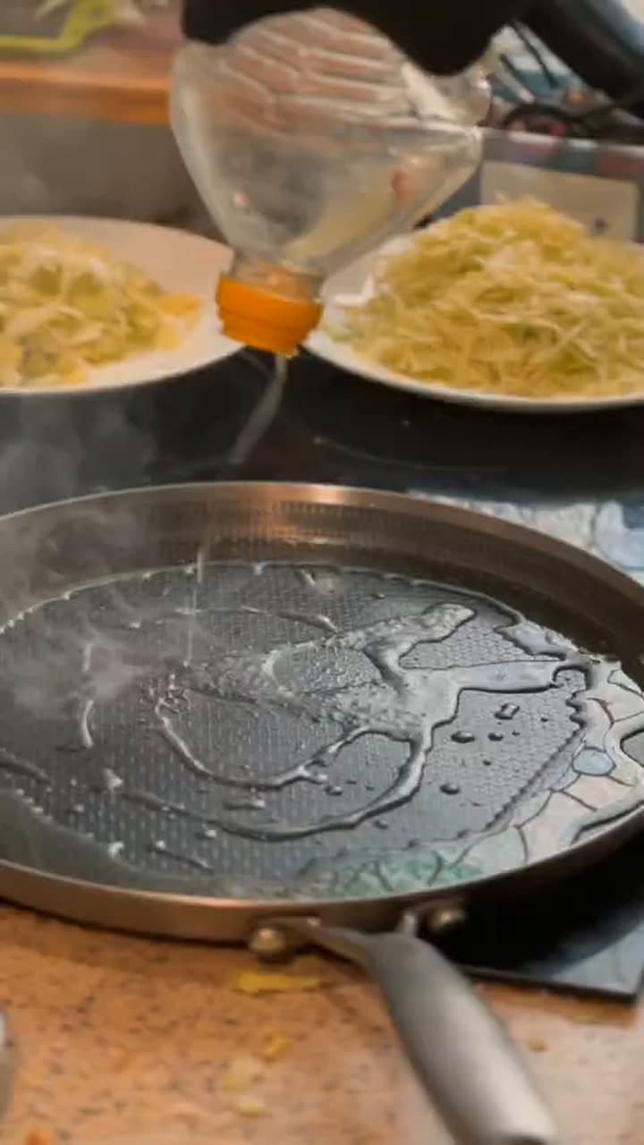 Gemarineerde kip die in de tandoor boven de vlammen gaart